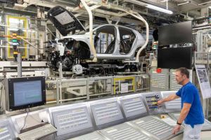 Ein Mann steuert eine Produktionsanlage in VW-Werk Wolfsburg